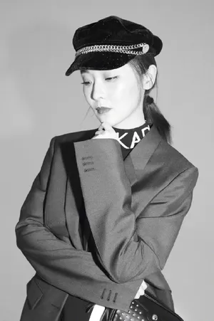 李曼率性养眼黑白质感写真图片_3