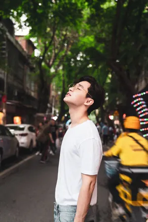 刘宪华休闲帅气街拍图片