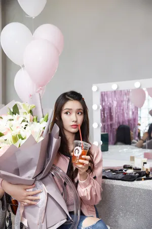 林允粉嫩甜美生日会图片_1