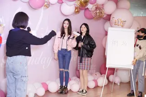 林允粉嫩甜美生日会图片_8