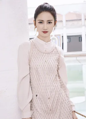 陈钰琪软萌甜美风街拍图片_3