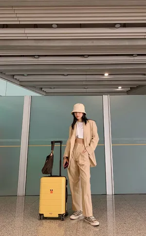 周雨彤时尚休闲机场照图片_6