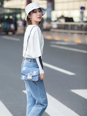 杨紫清新俏皮街拍图片_2