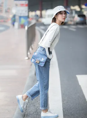 杨紫清新俏皮街拍图片_3