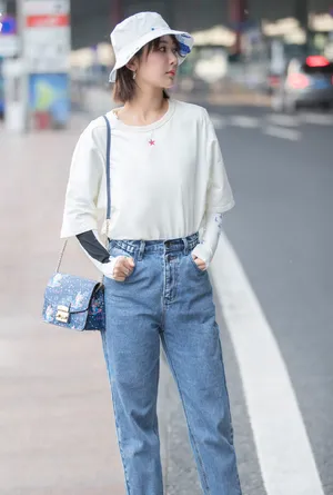 杨紫清新俏皮街拍图片_4