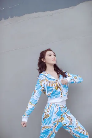 彭小苒活力清新户外写真