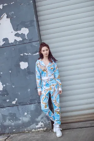 彭小苒活力清新户外写真_2