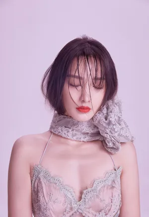 彭小苒吊带酥胸性感写真_1