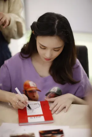 彭小苒甜美可爱活动照图片
