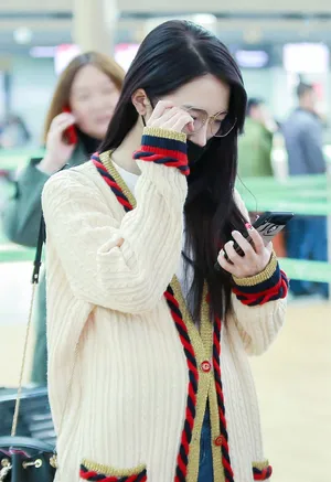 孟美岐文艺优雅机场街拍图片_2