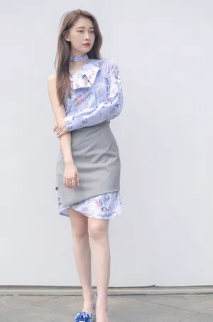 田依桐性感露肩时尚写真图片_3