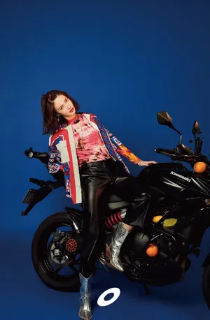 金晨机车风性感大片写真图片