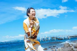 章子怡清新养眼海边写真图片_5