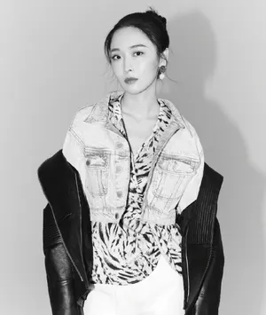 女演员李曼性感时尚写真图片