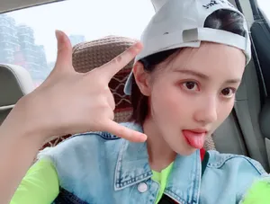 王鹤润清新俏皮自拍图片_2