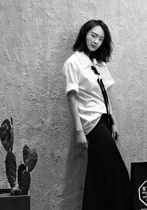 孙铱黑白简约写真图片