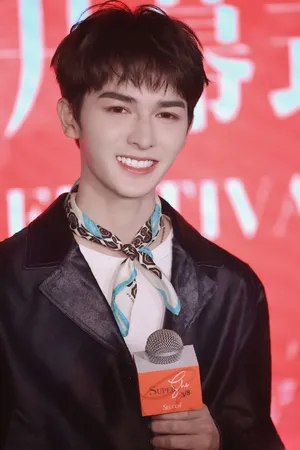 朱正廷精致帅气活动写真图片_9