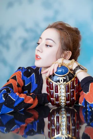 迪丽热巴甜美率性时尚写真图片
