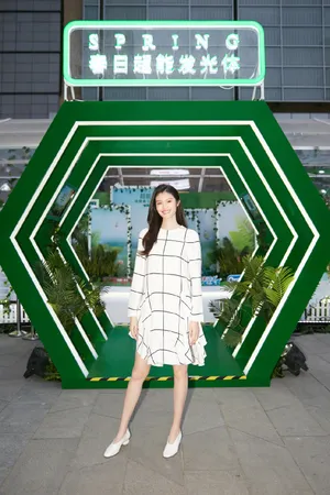 何穗清新性感活动写真图片_1