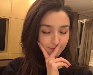 哈尼克孜清新俏皮自拍图片