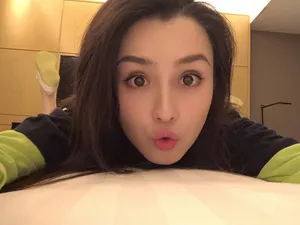 哈尼克孜清新俏皮自拍图片_4