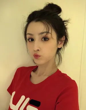 哈妮克孜俏皮可爱自拍图片