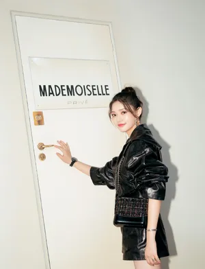 林允香奈儿展甜美写真图片