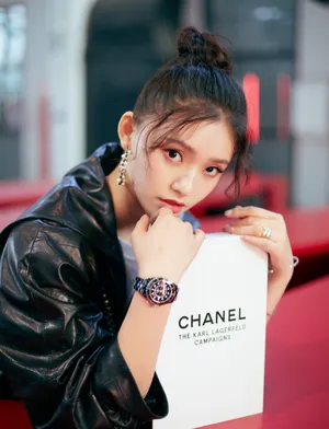 林允香奈儿展甜美写真图片_3