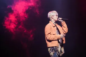 林彦俊帅气有型舞台照图片_4