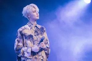 林彦俊帅气有型舞台照图片_7