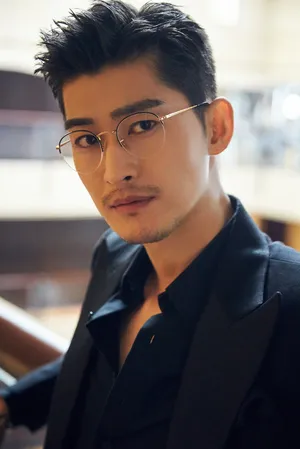 张翰硬朗帅气西装写真图片