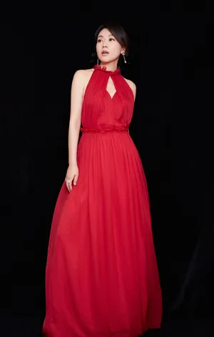闫妮优雅温婉红裙写真图片