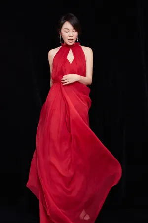 闫妮优雅温婉红裙写真图片_4