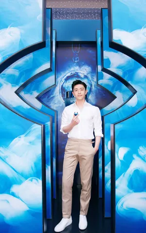 邓伦儒雅帅气活动写真图片_1