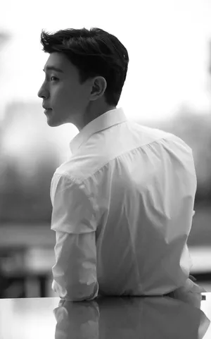 邓伦儒雅帅气活动写真图片_3