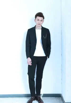 孔垂楠深色西服帅气图片