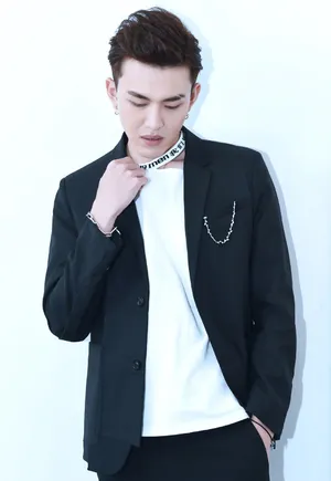 孔垂楠深色西服帅气图片_3