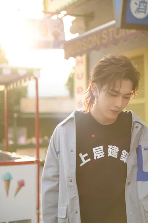 孔垂楠写真孔垂楠帅气街拍图片