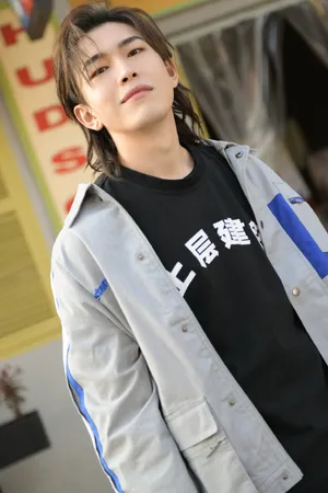 孔垂楠写真孔垂楠帅气街拍图片_3