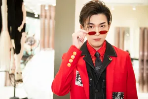 孔垂楠红色西服帅气生日会图片_2