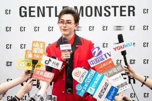 孔垂楠红色西服帅气生日会图片_7