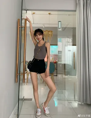 张予曦简约清凉自拍图片_5
