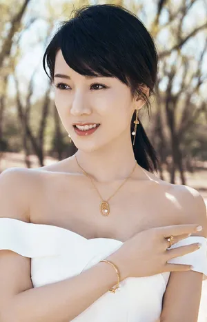 李念性感迷人时尚写真图片