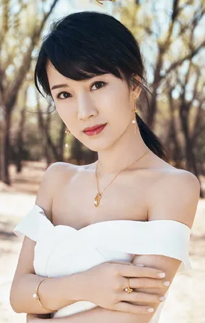 李念性感迷人时尚写真图片_2