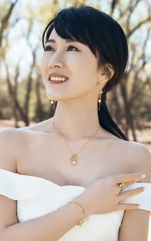 李念性感迷人时尚写真图片_3