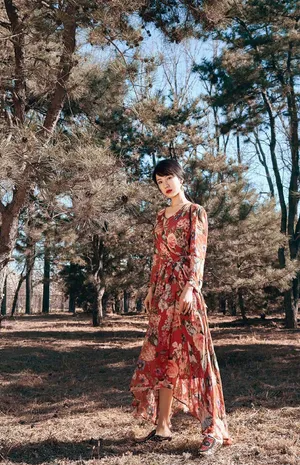 李念性感迷人时尚写真图片_5