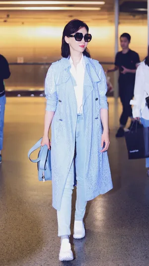 陈数知性优雅机场私服图片