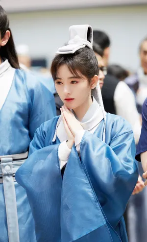 鞠婧祎《云上学堂》古风男装开机图片