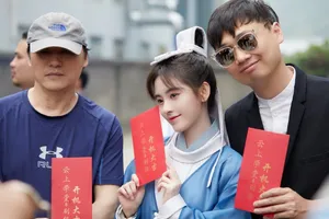 鞠婧祎《云上学堂》古风男装开机图片_3