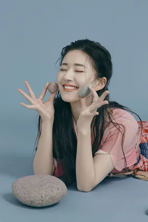 赵露思清新甜美时尚写真图片_1